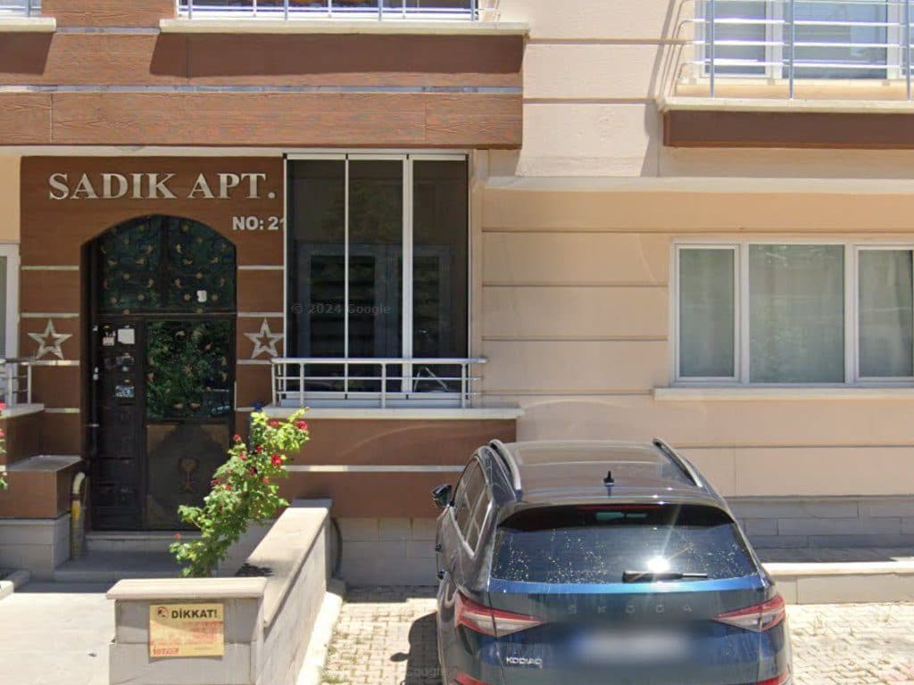 Sadık Apt. No:21 — işletme adresi (Google Street View)