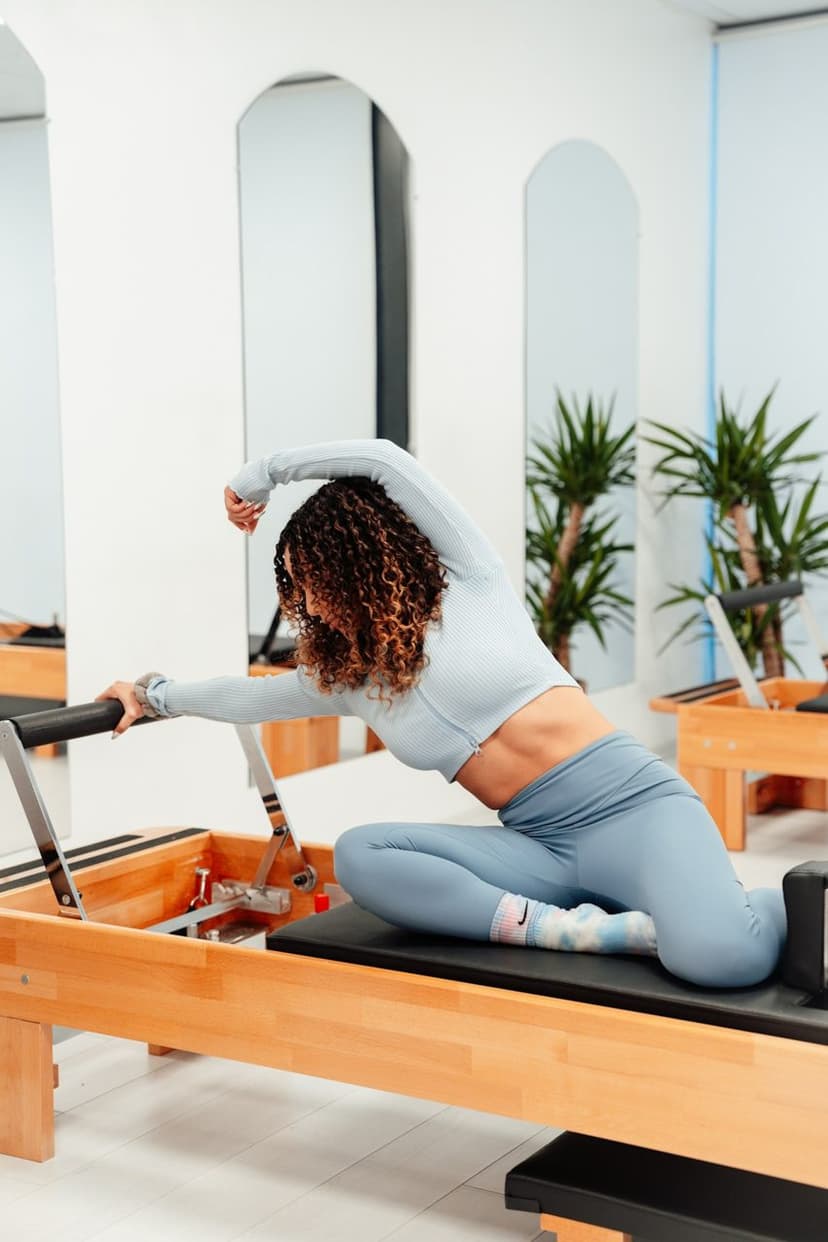 Pilates stüdyosunda esneme egzersizi (temsili görsel)