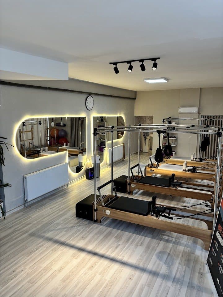 H&E Pilates Gölbaşı stüdyo iç mekan — reformer cihazları