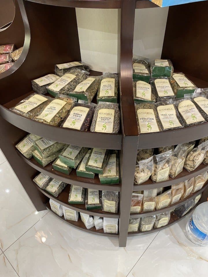 Paketlenmiş bitki çayı ve kuruyemiş rafları