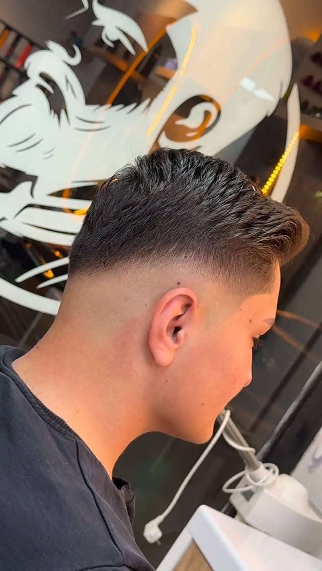 Saç kesimi ve salon logosu