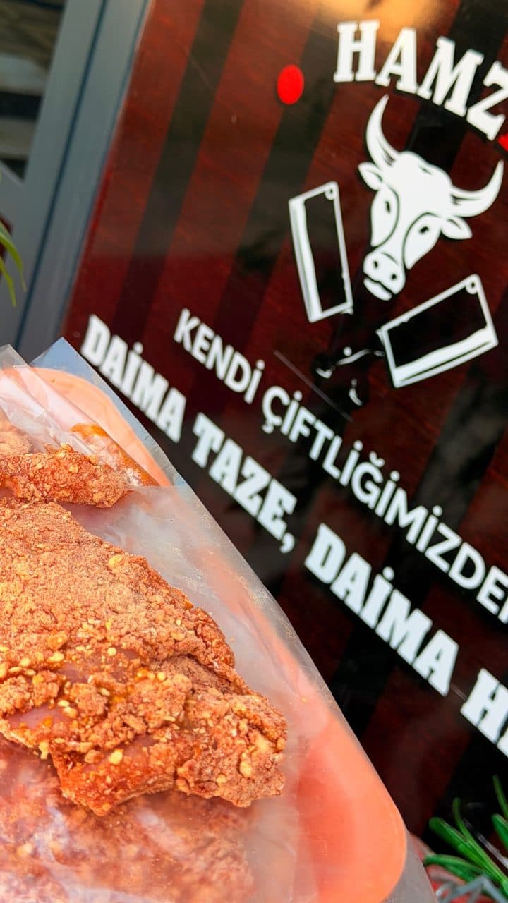 Hamzet Kasap tabelası — "Kendi çiftliğimizden daima taze"