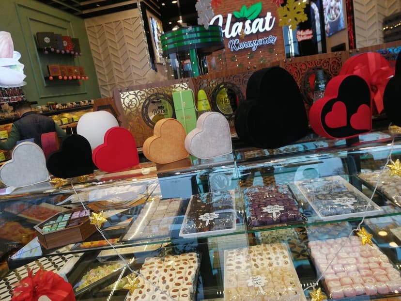Hasat Kuruyemiş — mağaza içi ürün reyonları