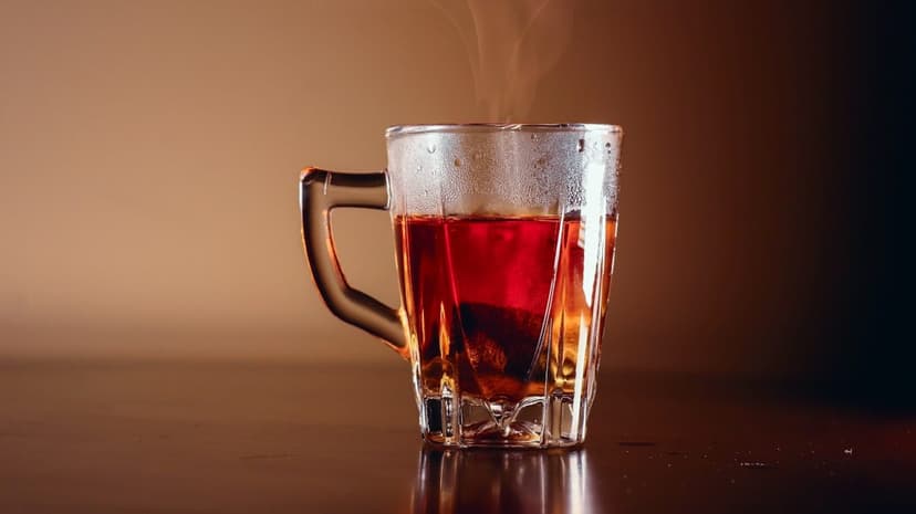 Buğulanmış sıcak çay bardağı (temsili görsel)