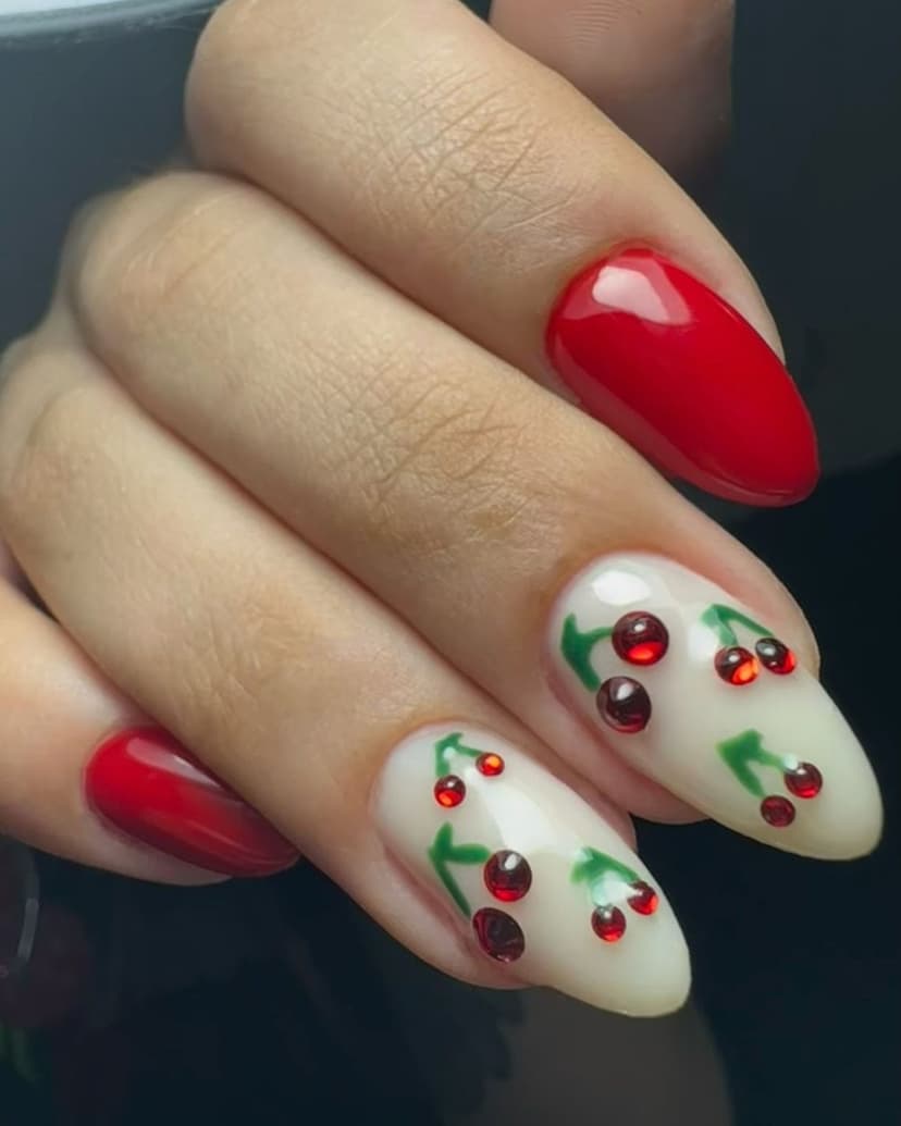Taş süslemeli nail art