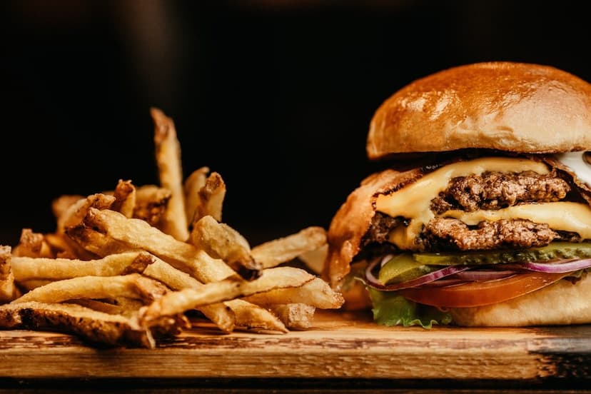 Burger ve patates kızartması (temsili görsel)