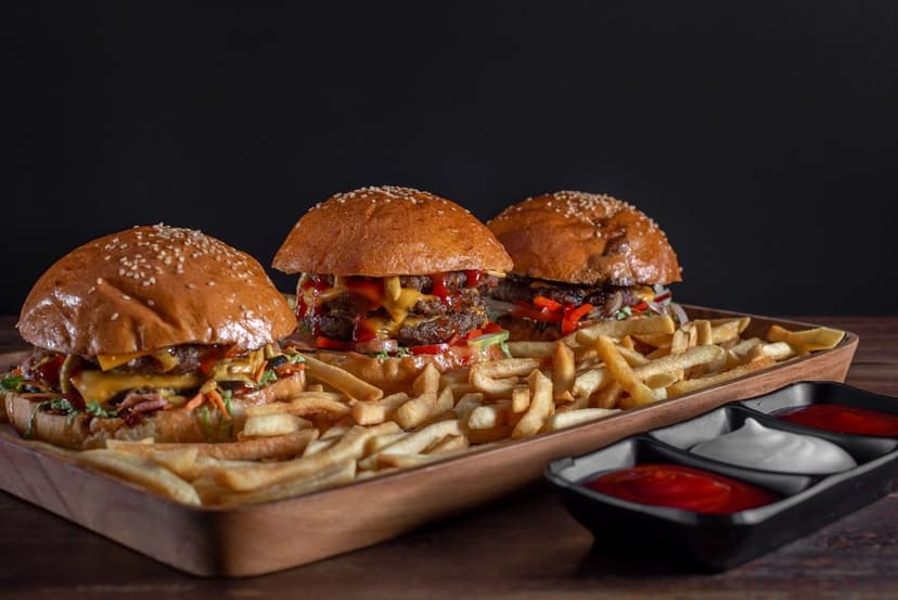 Burger ve patates tepsisi (temsili görsel)
