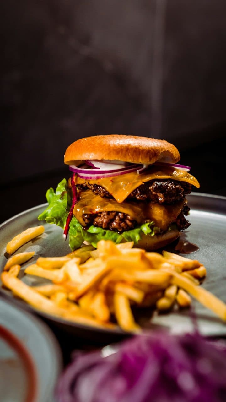 Cheddarlı burger ve patates (temsili görsel)