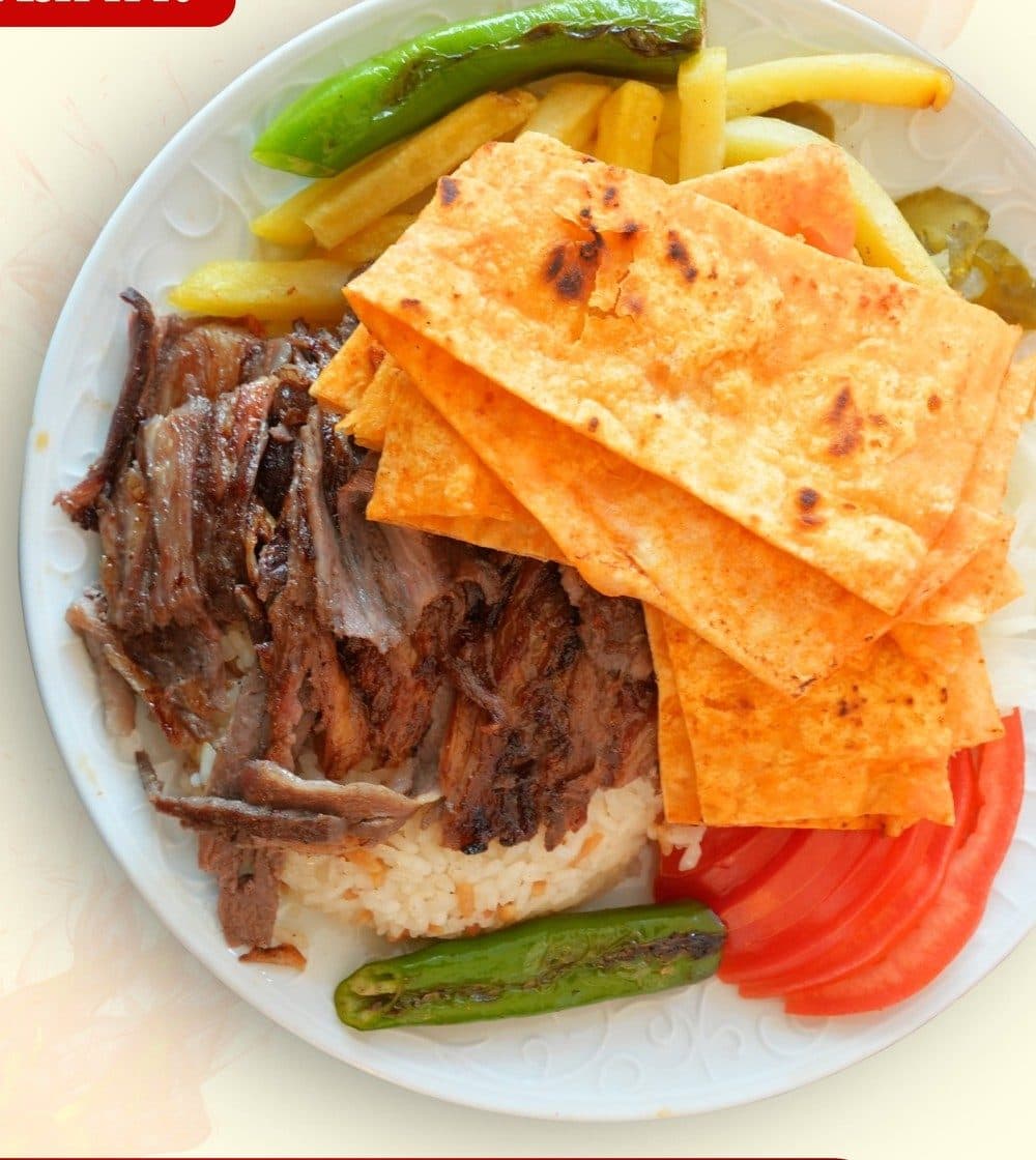 Et döner tabak servis — pilav, pide ve közlenmiş biberle