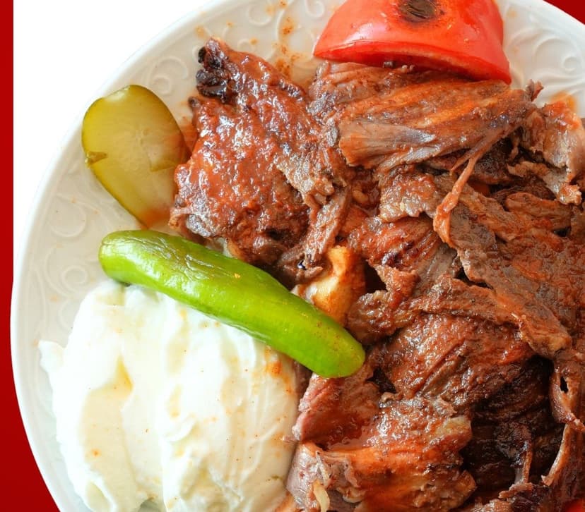 Tavuk döner tabak servis — pilav ve pide ile