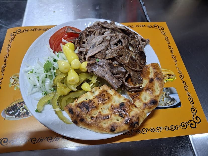 Ekmek arası et döner tabakta
