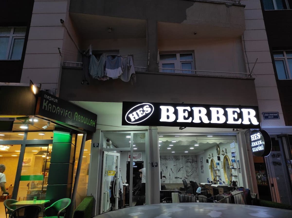 Hes Berber dükkân tabelası ve iç görünüm (Google Haritalar)