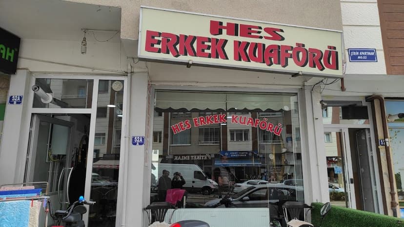 Hes Erkek Kuaförü vitrin görünümü (Google Haritalar)