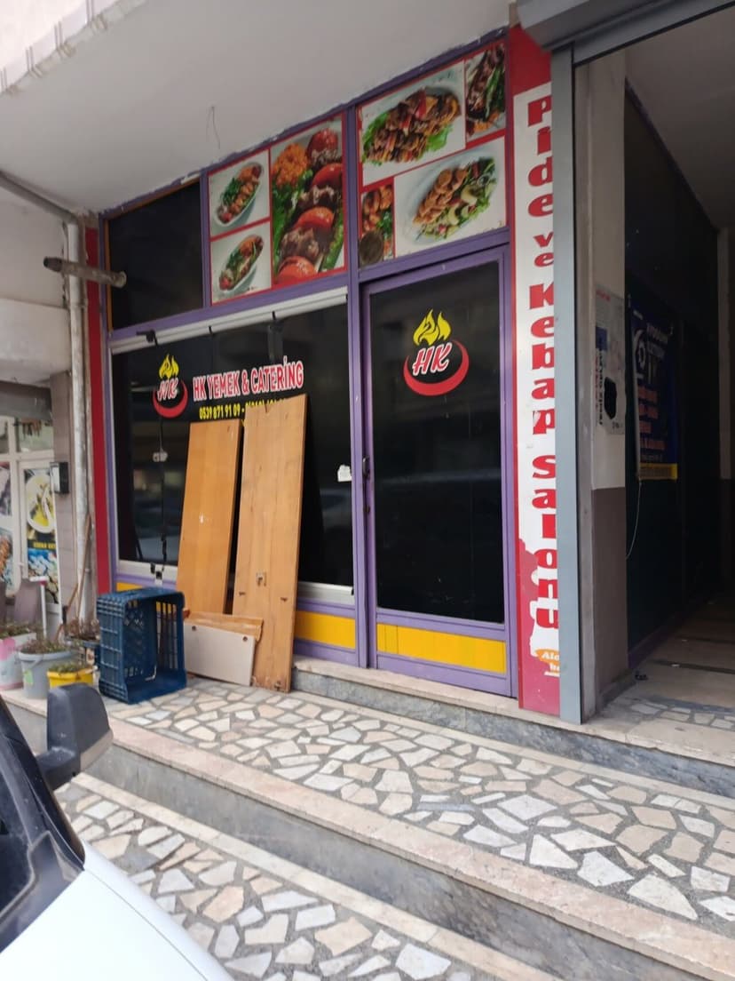 HK Yemek & Catering dükkân cephesi ve menü panosu