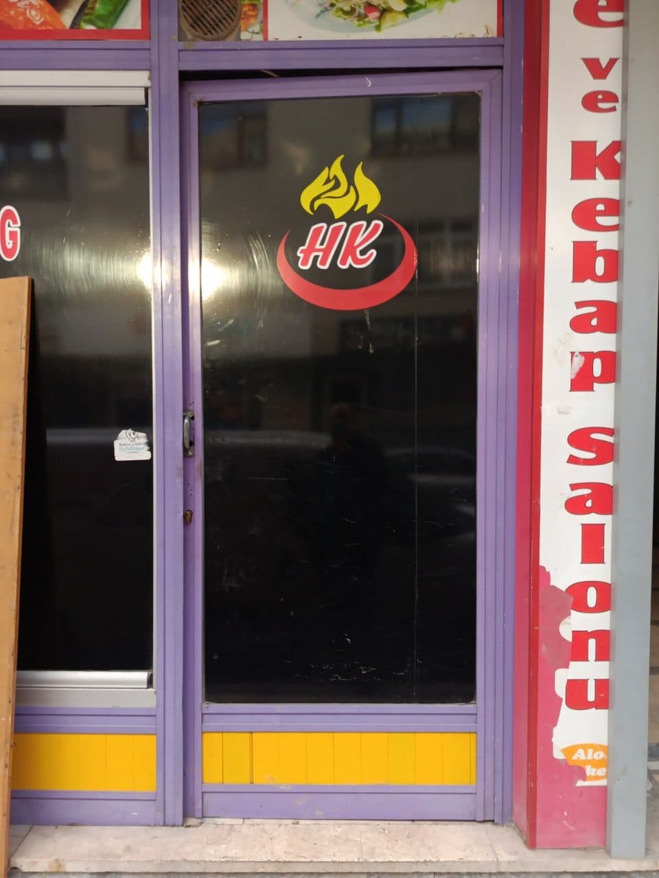 HK logosu ve giriş kapısı