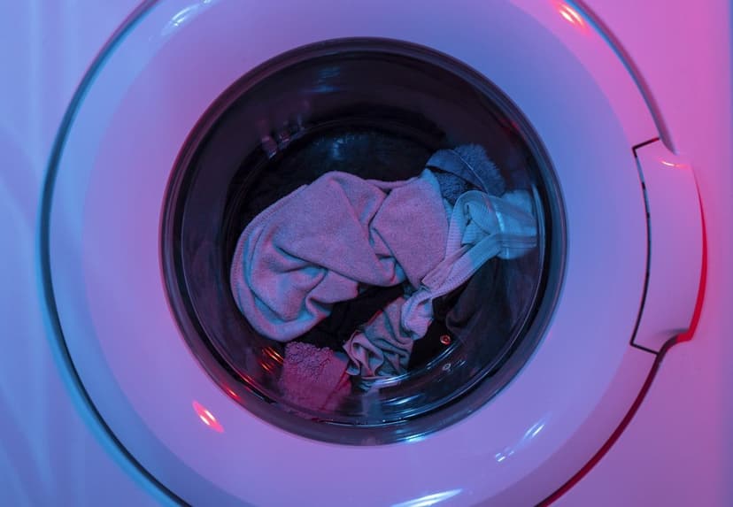 Kuru temizleme makinesinde kıyafetler (temsili görsel)