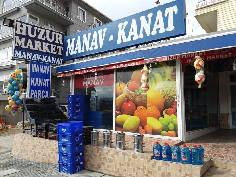 Huzur Market dükkân cephesi — manav, kanat ve su bayii