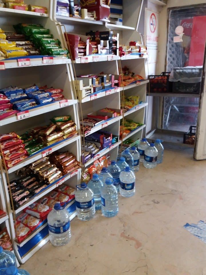 Huzur Market iç mekan — market rafları ve damacana sular