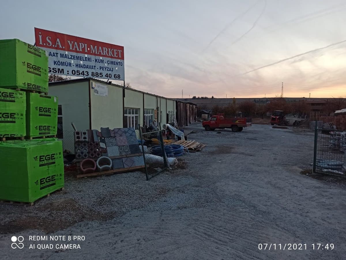 İ.S.A. Yapı Market tabelası ve depo girişi (Google Haritalar)