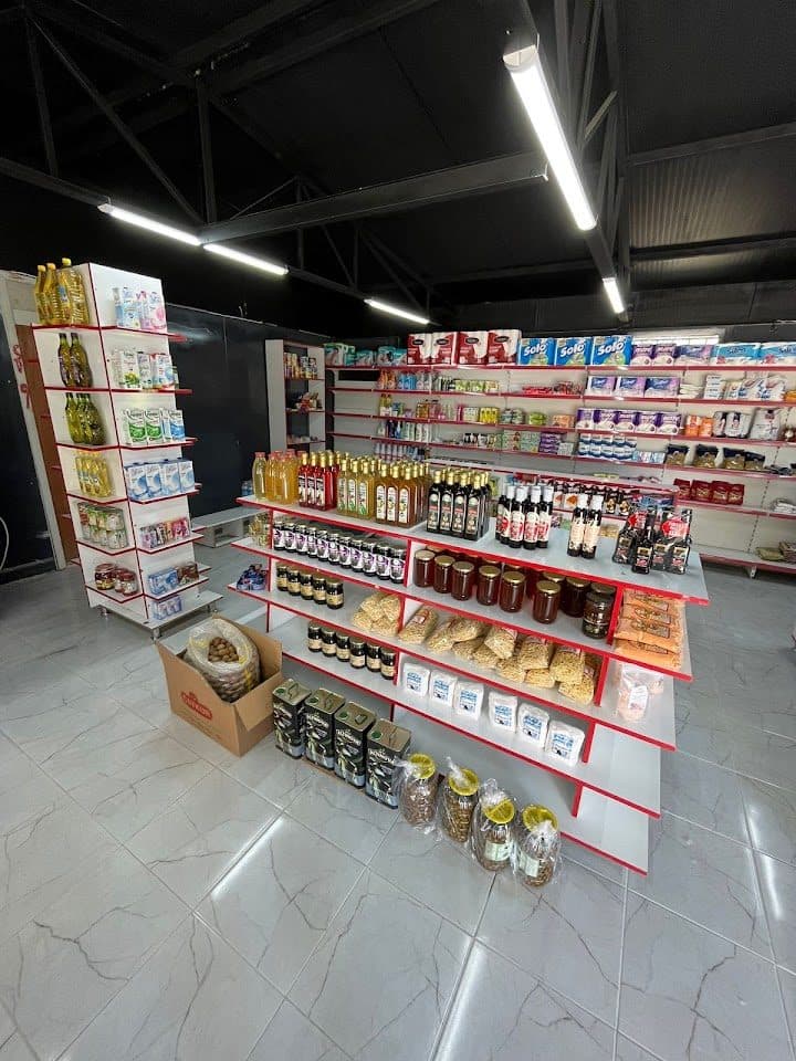 Market içi raflar — yöresel ve doğal ürünler