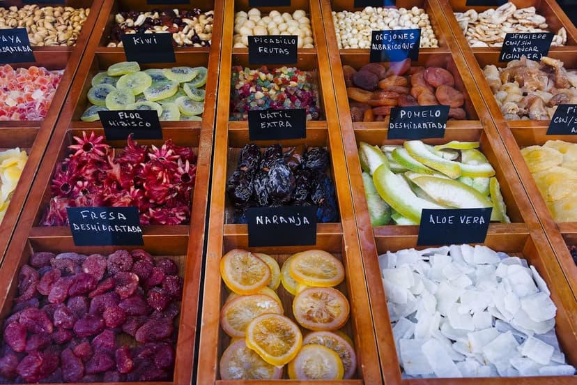 Renkli kuruyemiş ve çerez tezgahı (temsili görsel)