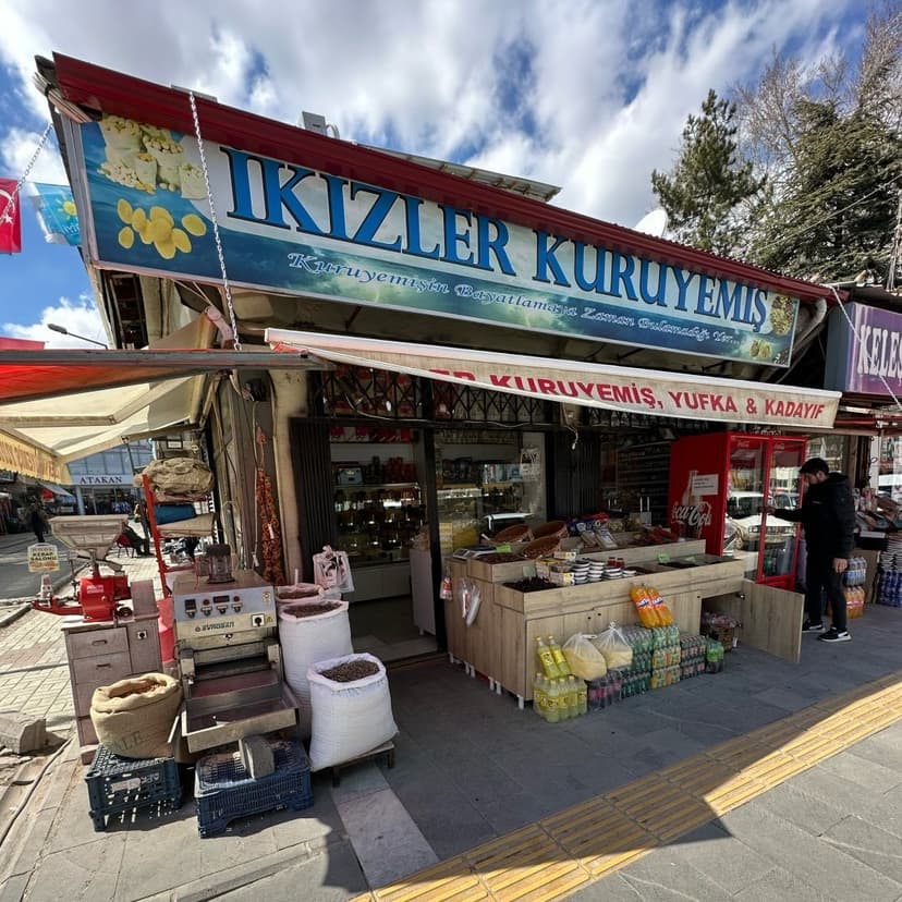 İkizler Kuruyemiş Market dükkân cephesi
