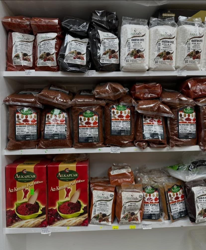 Baharat ve pul biber rafı