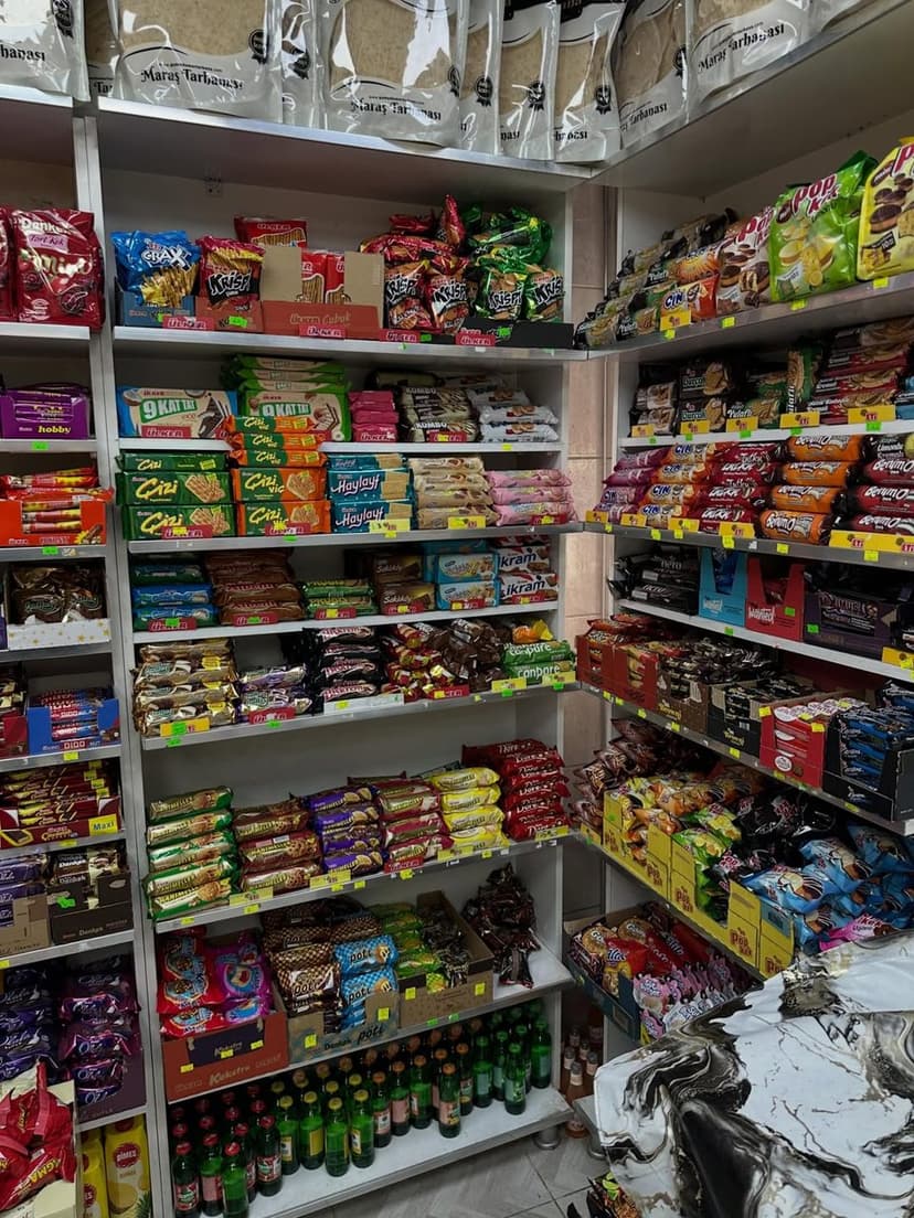 Atıştırmalık ve market ürünleri rafı