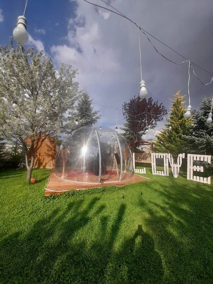 Şeffaf 'love' kubbe konsept alanı