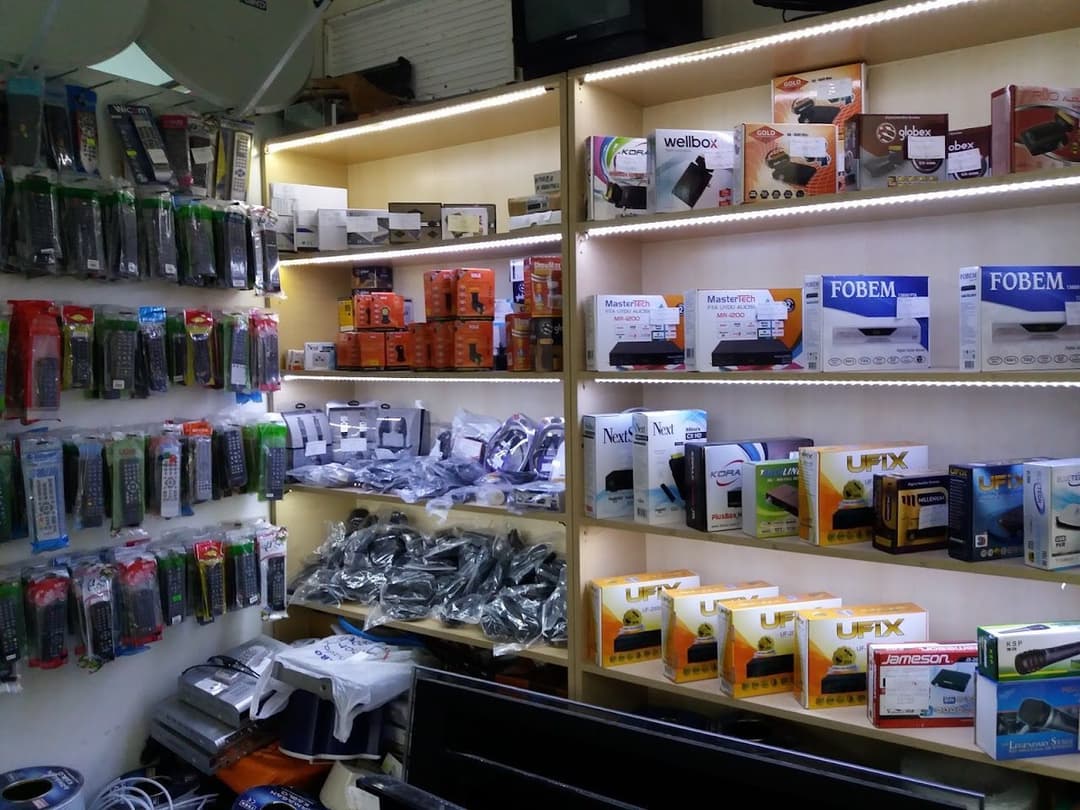 Dükkan içi — uydu alıcısı ve elektronik ürün rafları