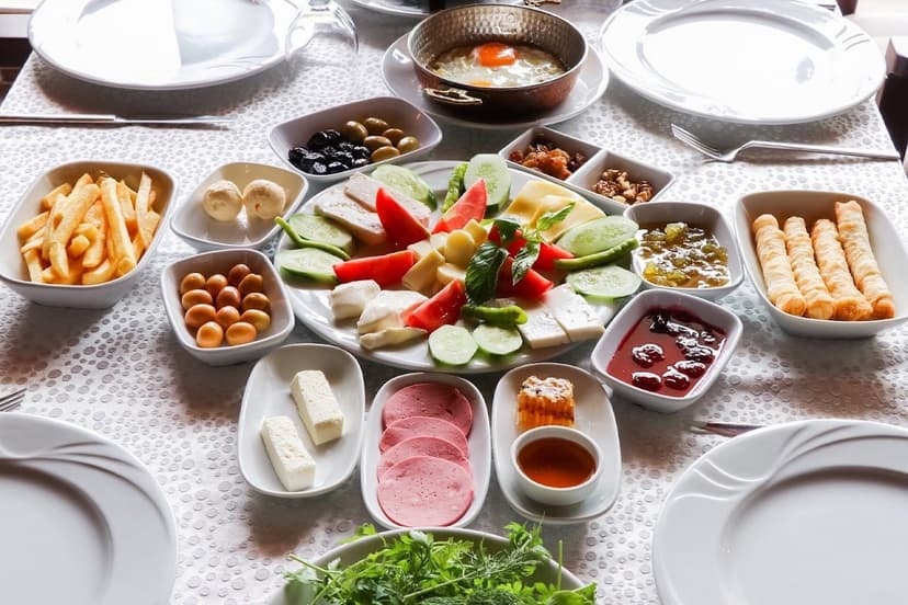 Zengin serpme kahvaltı sofrası