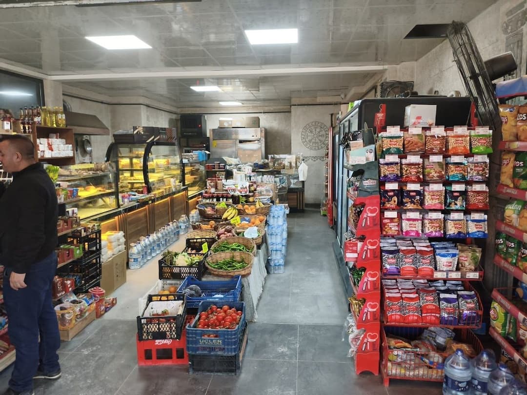 Market içi reyonlar ve taze sebze-meyve alanı
