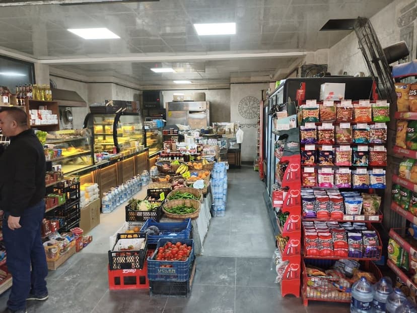 Market içi reyonlar ve taze sebze-meyve alanı
