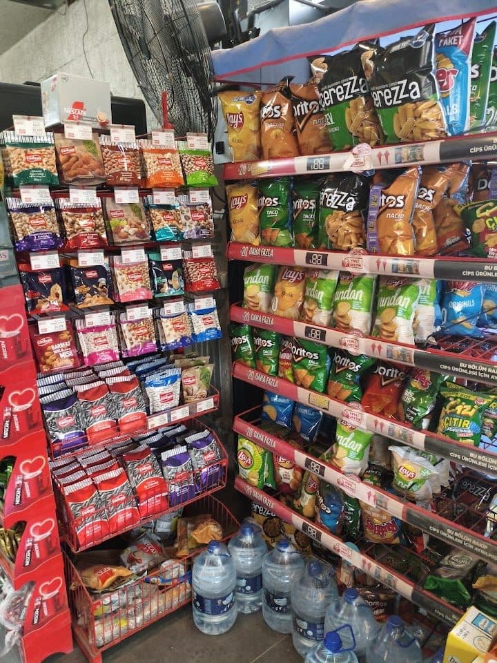 Atıştırmalık ve cips reyonu