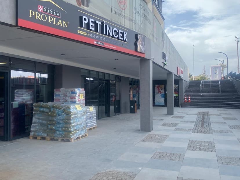 İncek Pet mağaza girişi ve tabelası