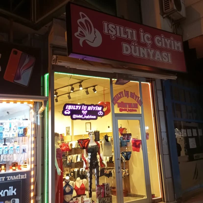 Işıltı İç Giyim Dünyası mağaza tabelası ve vitrini