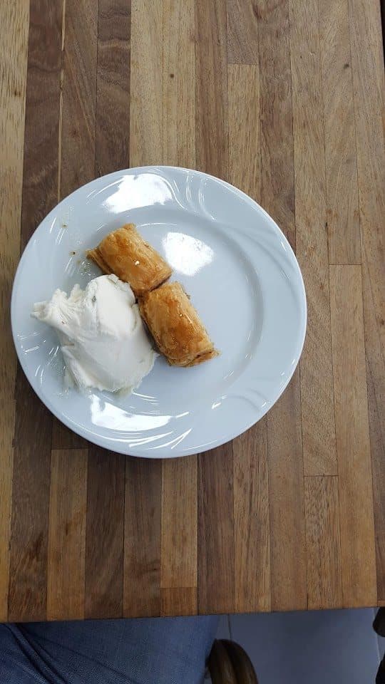 Vitrindeki taze cevizli baklava tepsisi