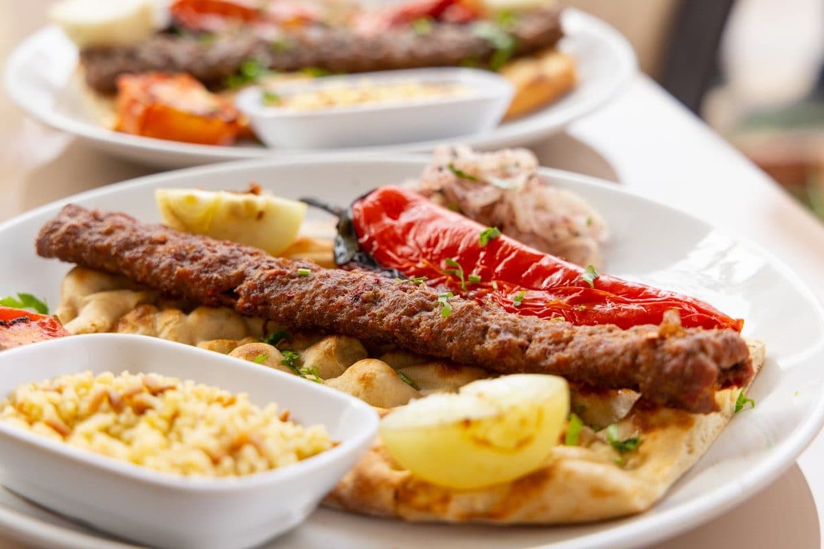 Izgara et tabağı, közlenmiş biber ve pilav eşliğinde (temsili görsel)