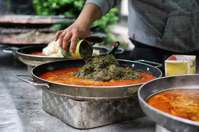 Etli güveç, közlenmiş biberli, sahanda (temsili görsel)