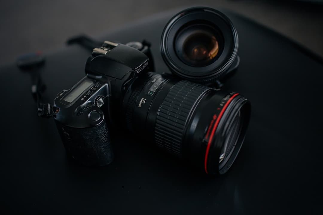 Profesyonel fotoğraf makinesi ve lens (temsili görsel)