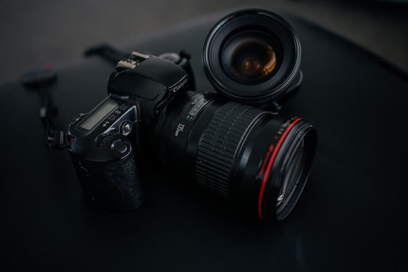 Profesyonel fotoğraf makinesi ve lens (temsili görsel)