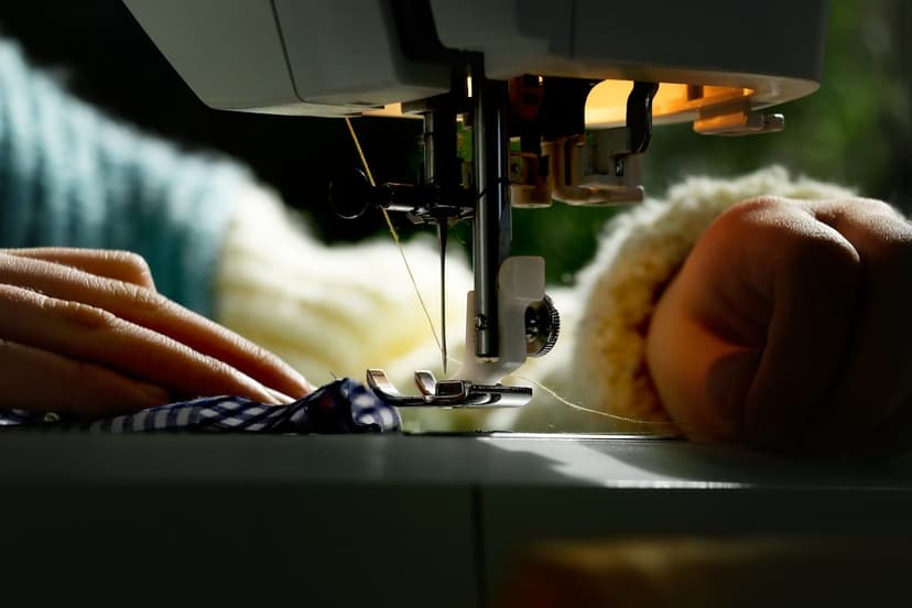 Dikiş makinesinde elişi detayı (temsili görsel)
