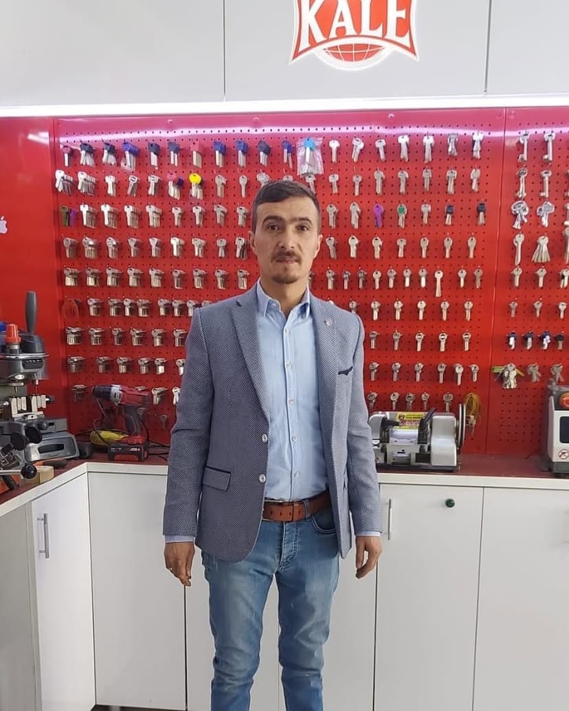 Kale Kilit anahtar duvarı önünde