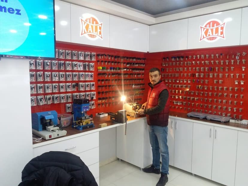 Anahtar kopyalama tezgâhında çalışma anı