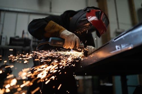 Metal kesim ve taşlama işleri (temsili görsel)