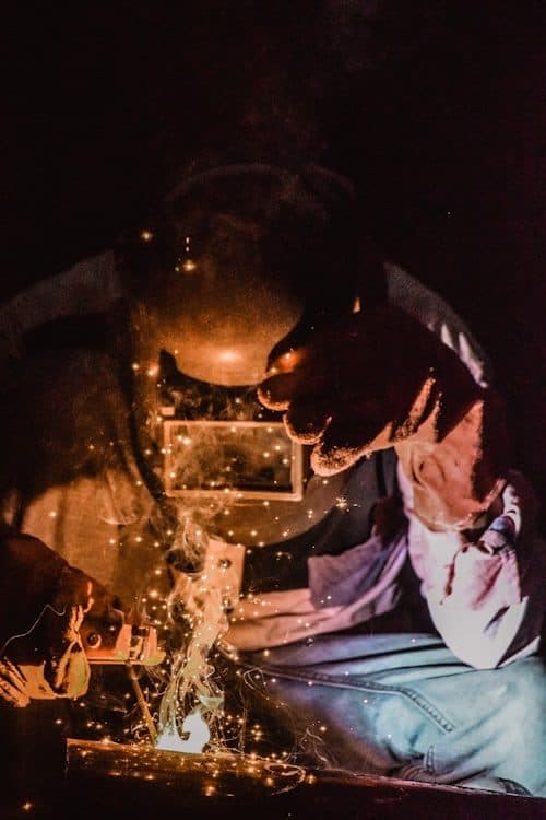 Metal atölyesinde kaynak yapan usta (temsili görsel)