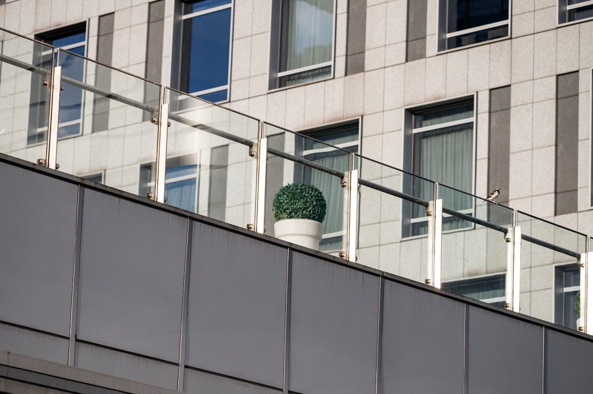 Cam balkon korkuluk sistemi (temsili görsel)