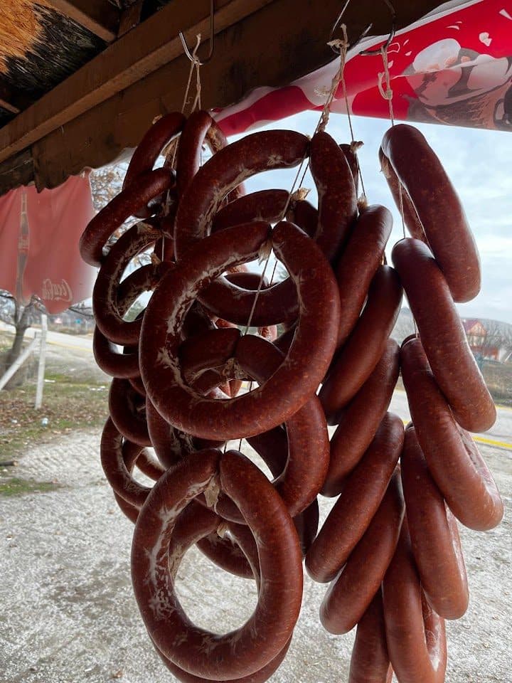 Ev yapımı sucuk — dükkân önünde kurutuluyor