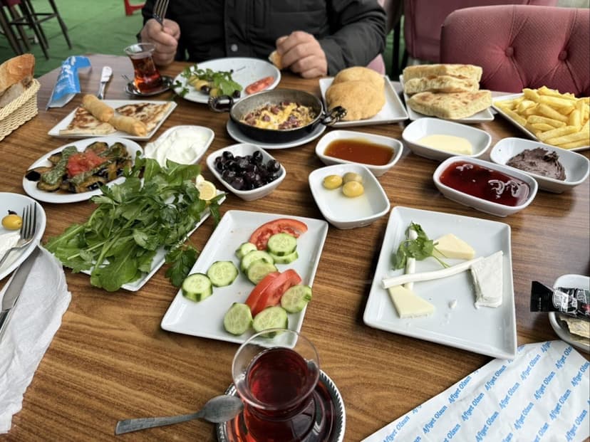 Serpme kahvaltı sofrası
