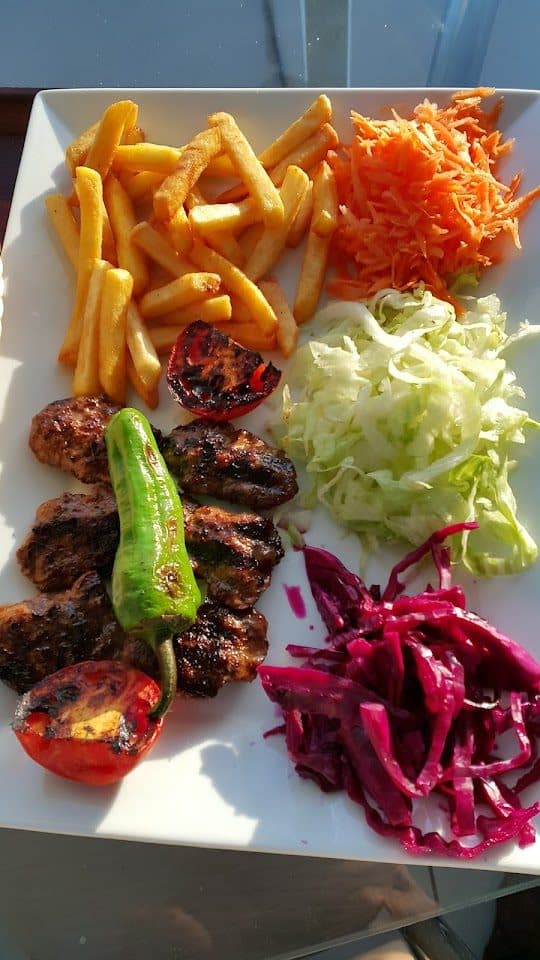 Izgara tavuk ve patates kızartması tabağı